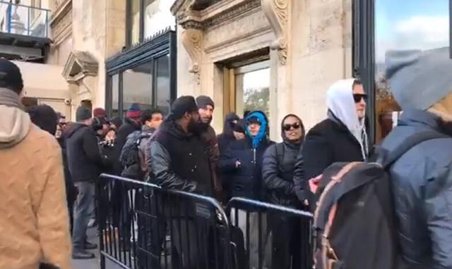 太瘋狂 紐約市民排隊(duì)繞兩個(gè)街區(qū)搶購(gòu)Snap智能太陽(yáng)眼鏡