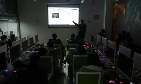 探秘國(guó)內(nèi)首家電競(jìng)學(xué)院：學(xué)生大多都是富二代，父母寵愛(ài)