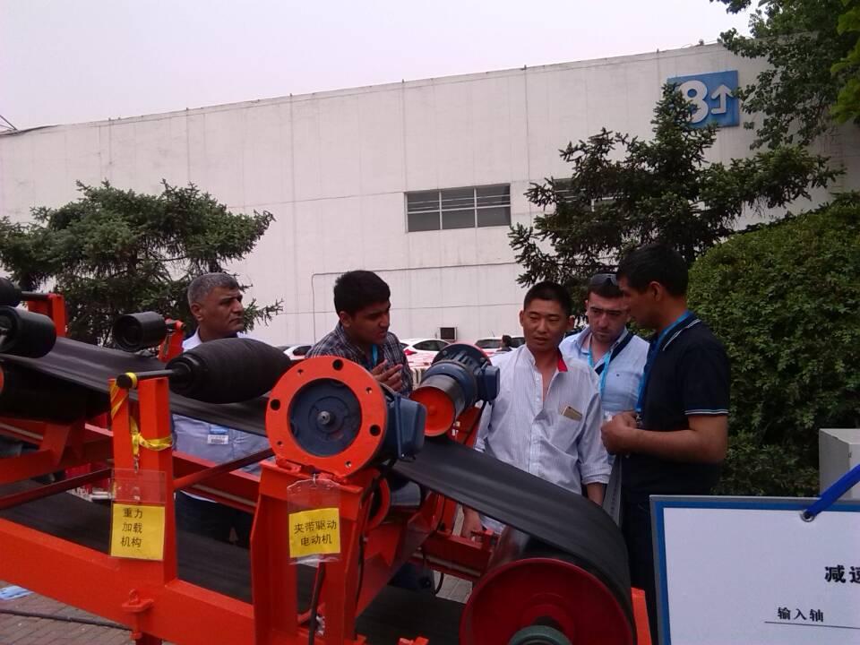 由電動(dòng)<a href=http://m.hotmiamicondo.com target=_blank class=infotextkey>托輥</a>實(shí)現(xiàn)的多動(dòng)力驅(qū)動(dòng)<a href=http://m.hotmiamicondo.com target=_blank class=infotextkey>帶式輸送機(jī)</a>實(shí)驗(yàn)演示圖片