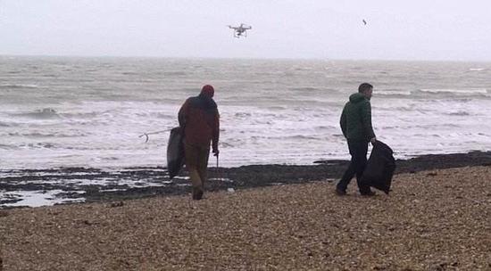 英國(guó)人用無人機(jī)輔助清理海灘上的垃圾_宇辰網(wǎng)_讓世界讀懂無人機(jī)_全球?qū)I(yè)無人機(jī)服務(wù)資訊平臺(tái)