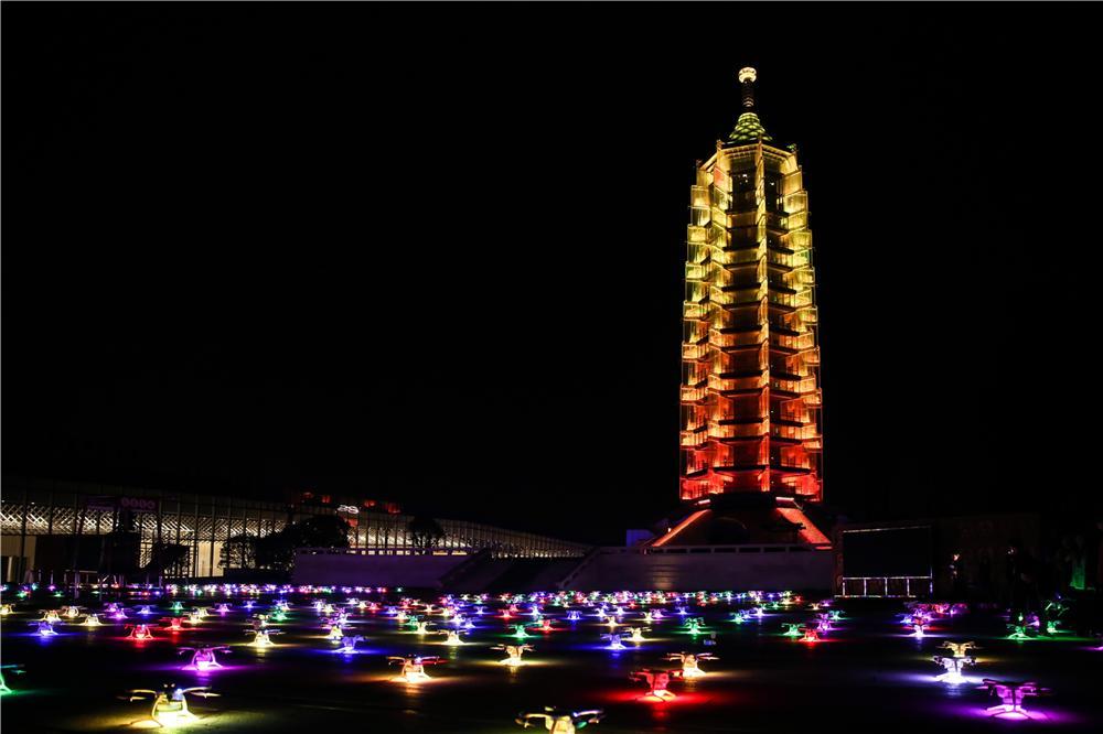 江蘇衛(wèi)視打造無人機燈光秀_宇辰網(wǎng)_讓世界讀懂無人機_全球專業(yè)無人機服務資訊平臺