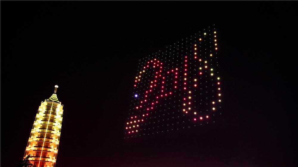 江蘇衛(wèi)視打造無人機燈光秀_宇辰網(wǎng)_讓世界讀懂無人機_全球專業(yè)無人機服務資訊平臺