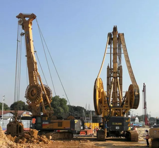 徐工XTC8085、XG600D與雙子塔同框合影