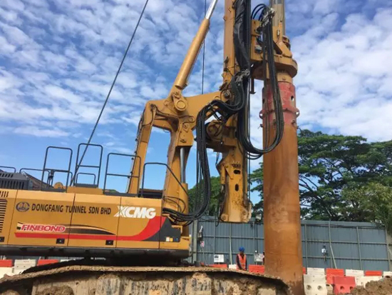 在馬來西亞吉隆坡施工的徐工旋挖鉆機