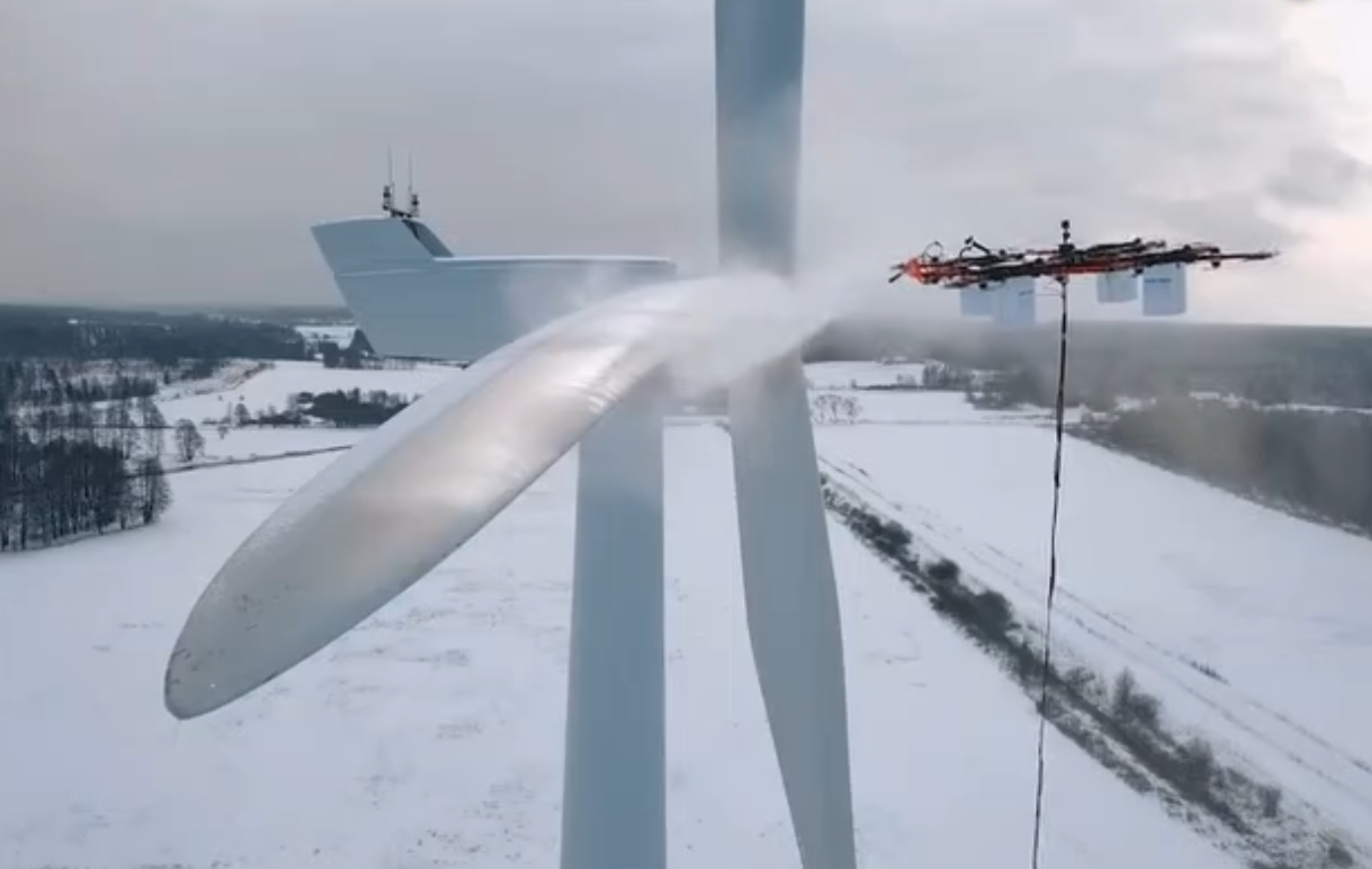 無人機(jī)再添新技能:為風(fēng)力渦輪機(jī)除冰