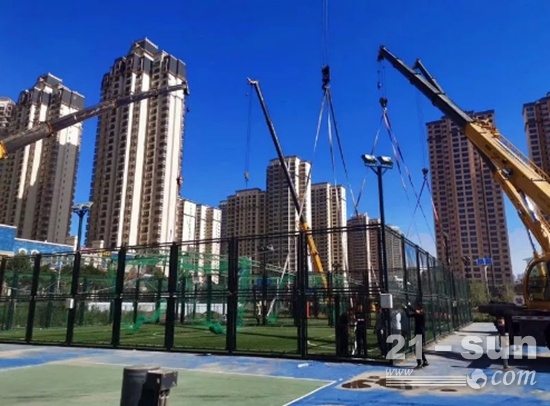 徐工起重機(jī)在大學(xué)里建設(shè)室內(nèi)運(yùn)動(dòng)場(chǎng)所